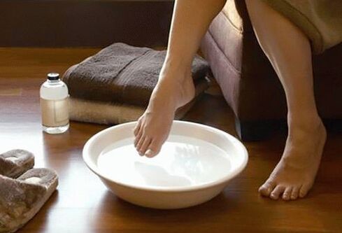 Evening joint pain does not mean a disease, it can be removed with folk remedies, such as a hot bath