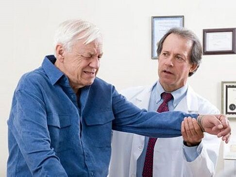 Seeing a doctor for arthrosis of the joints